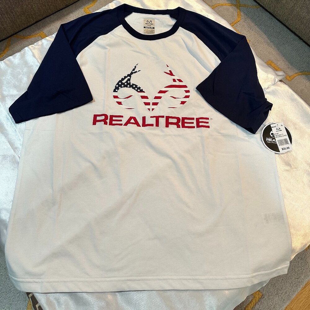 New Realtree Men’s White Graphic Tee, Size XL (NWT)
